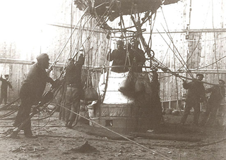 El globo, la tripulación y personal de tierra pocos minutos antes del despegue. Wikimedia C.
